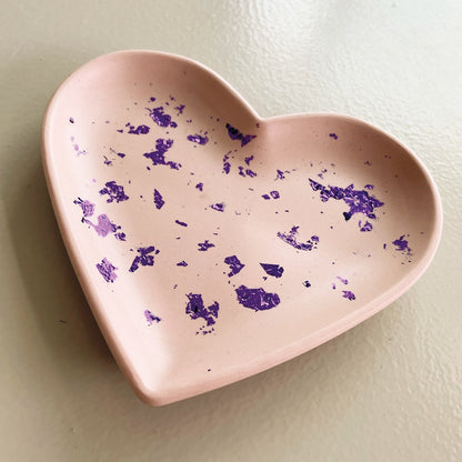 Silikonform zur Herstellung eines herzförmigen Untersetzers mit Gießpulver wie Jesmonite, Keraflott und Raysin.