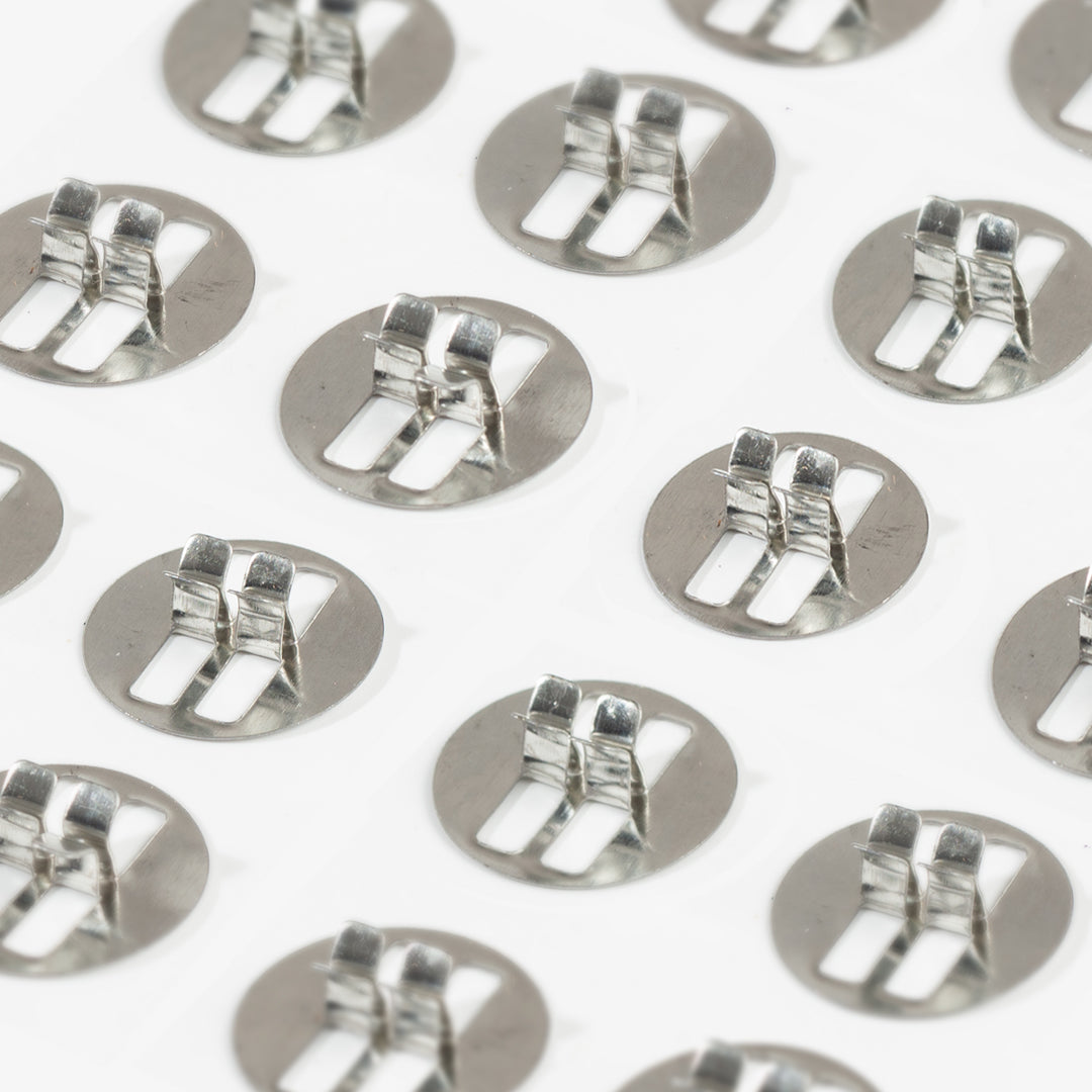 Einzelne Metallfüße zur Befestigung von Holzdochte